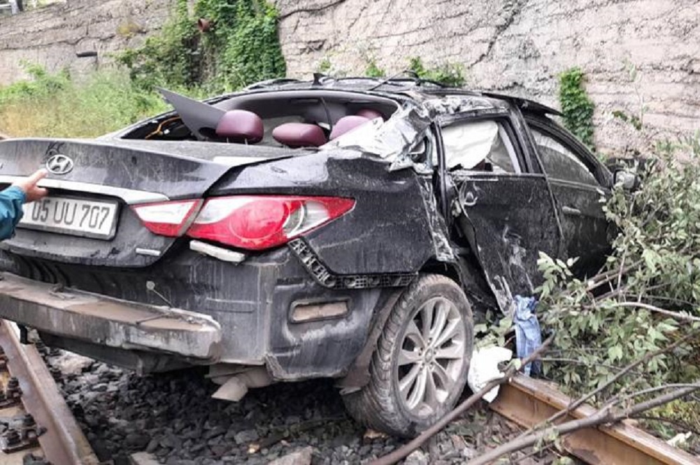 Ժայռից ընկել է երկաթուղային գծերի վրա