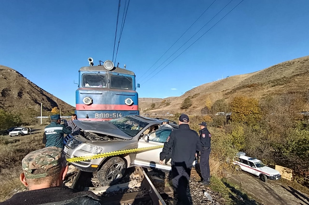 Погиб в результате столкновения автомобиля с грузовым поездом