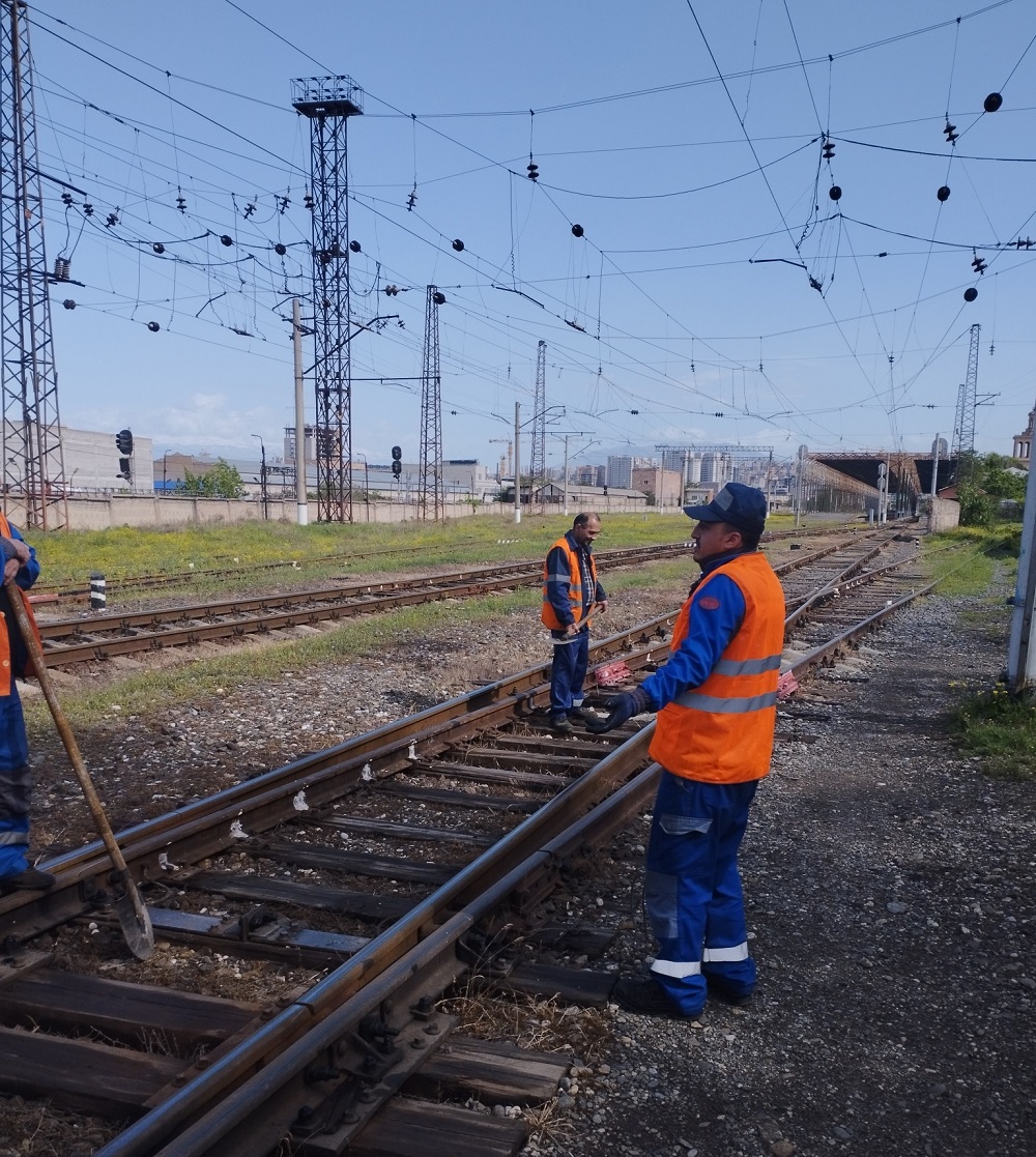 Մայիսի 3-ին ՀԿԵ աշխատակիցները դուրս եկան շաբաթօրյակի