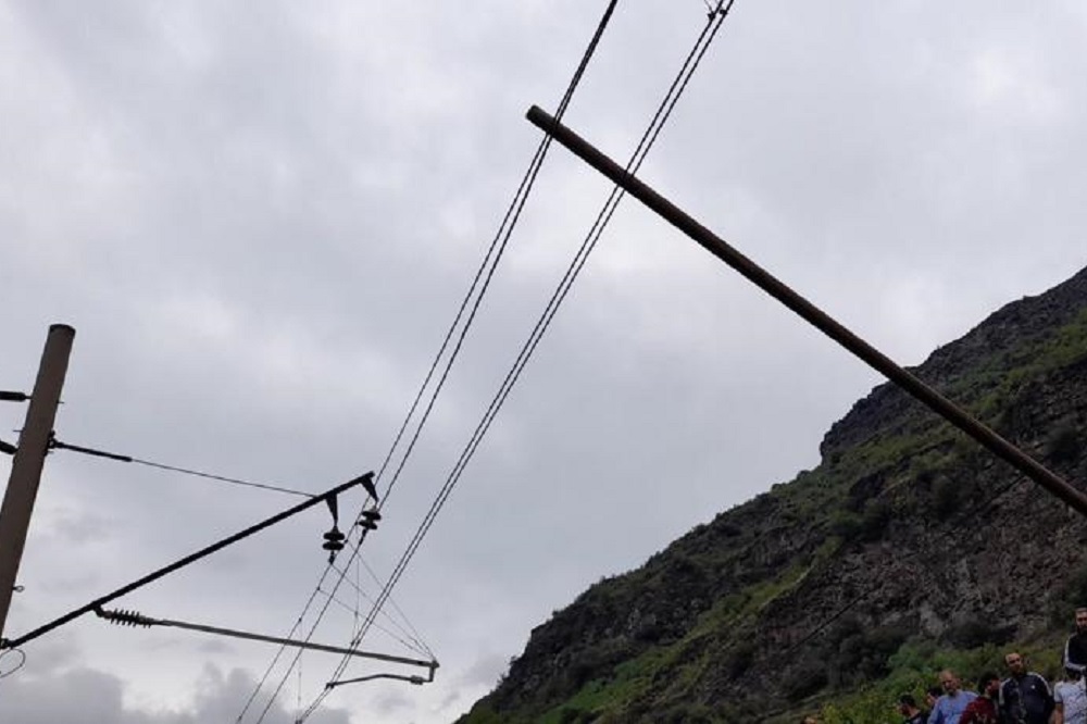 Ժայռից ընկել է երկաթուղային գծերի վրա
