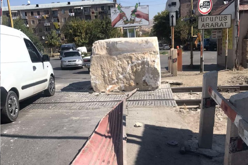 Քարի բեկոր երկաթուղային գծանցումում