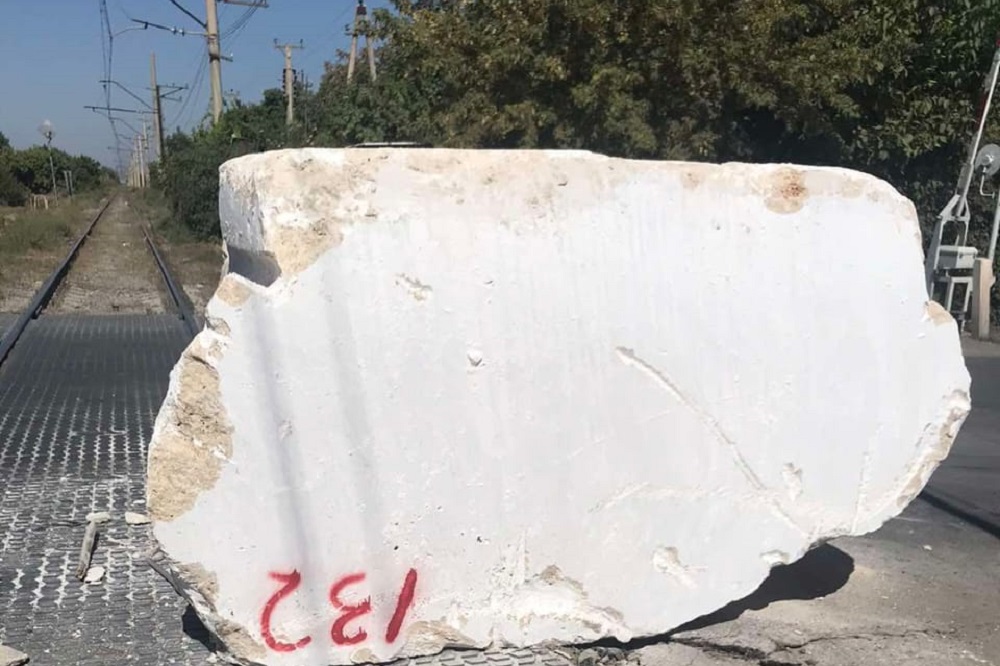 Քարի բեկոր երկաթուղային գծանցումում