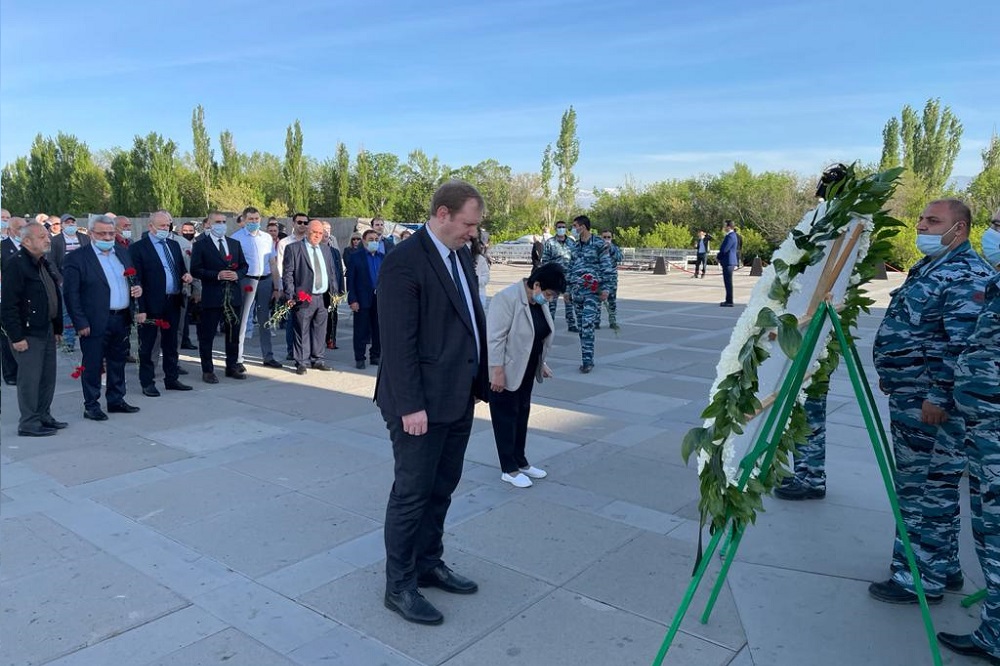 Руководство ЮКЖД возложило венки в мемориале «Цицернакаберд»