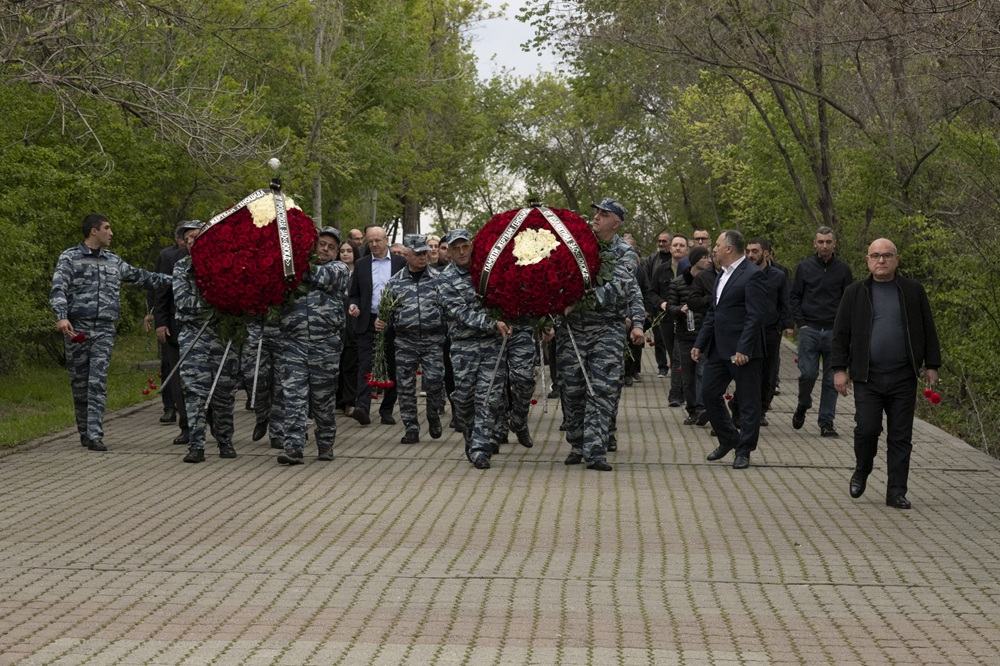 Руководство ЮКЖД возложило цветы к Мемориалу жертв Геноцида армян