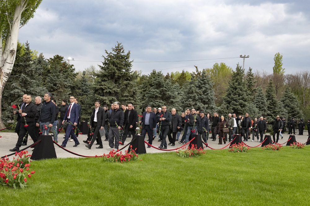 Руководство ЮКЖД возложило цветы к Мемориалу жертв Геноцида армян