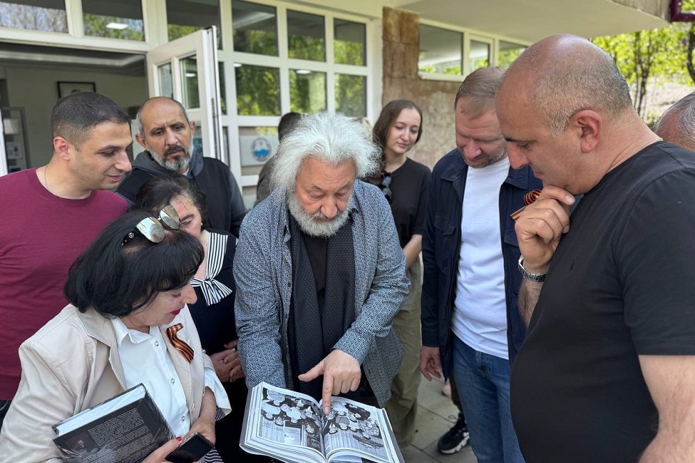 Հաղթանակի 80-ամյակին նվիրված Հիշատակի ծառուղի՝  Միկոյան եղբայրների տուն-թանգարանի հարևանությամբ