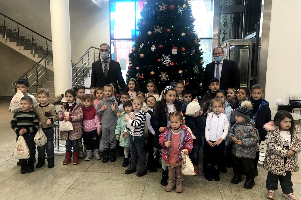 ՀԿԵ աշխատակիցների երեխաները ամանորյա նվերներ ստացան Երևանում Մոսկվայի տան կողմից